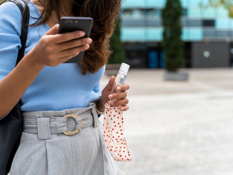 telefonische Krankschreibung Frau Handy Maske Arzt