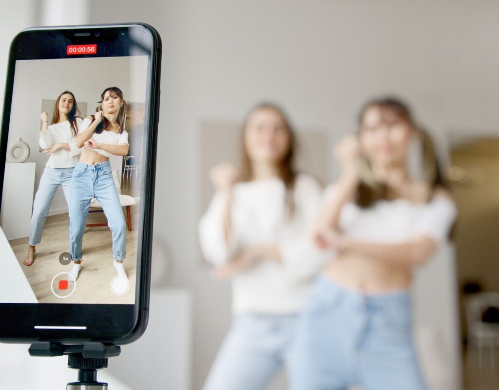 Zwei Frauen filmen TikTok-Tanz