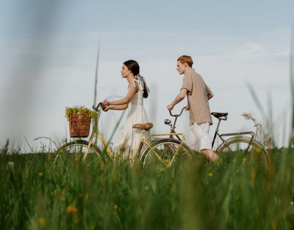 Paar mit Fahrrädern im Feld