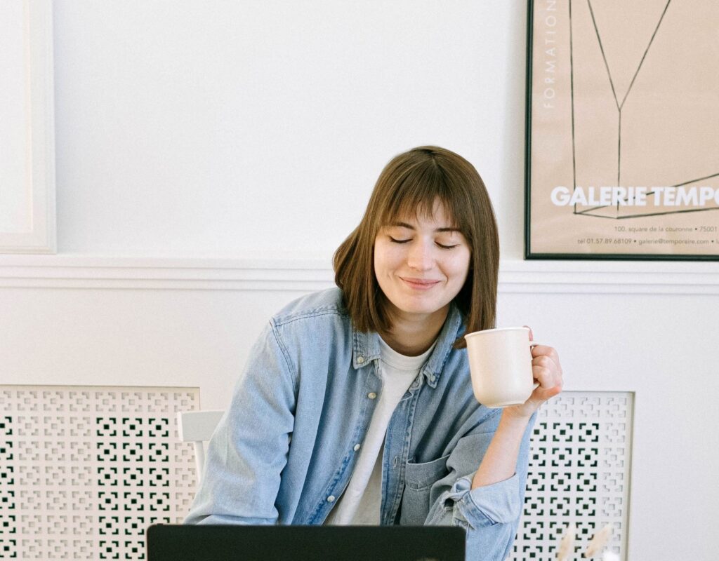 Frau am Laptop mit Kaffee