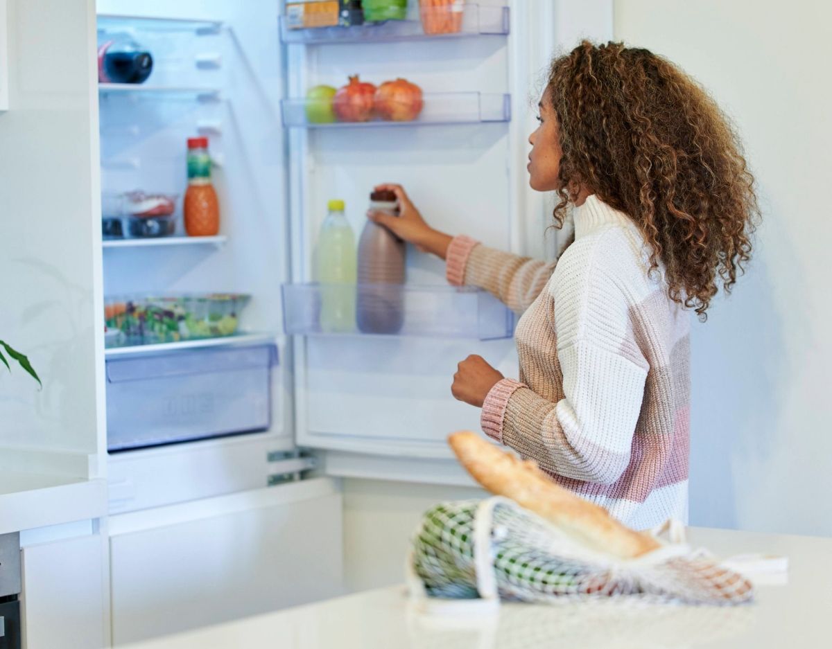 Frau Kühlschrank Strom sparen