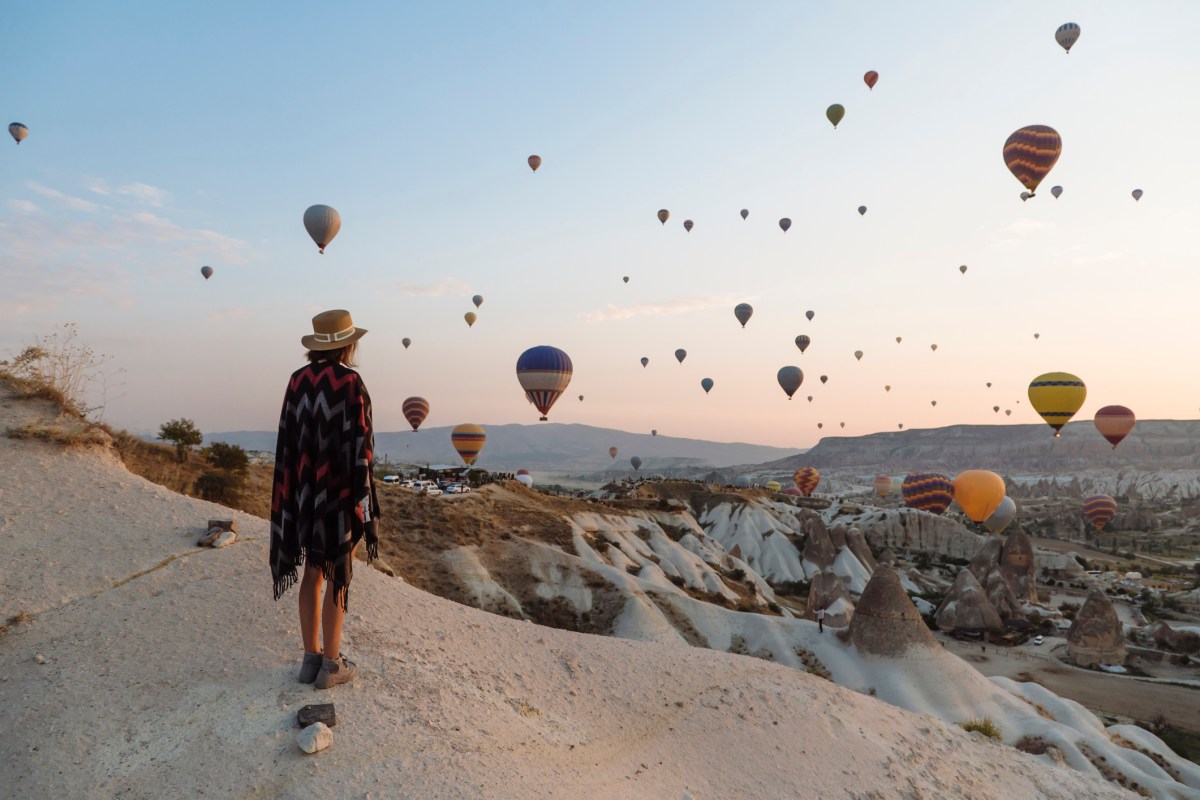 Reiseziele im September Kappadokien Türkei Frau Luftballons