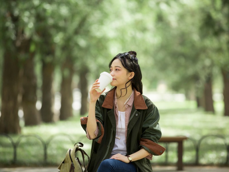 Kaffee trinken Park Frau