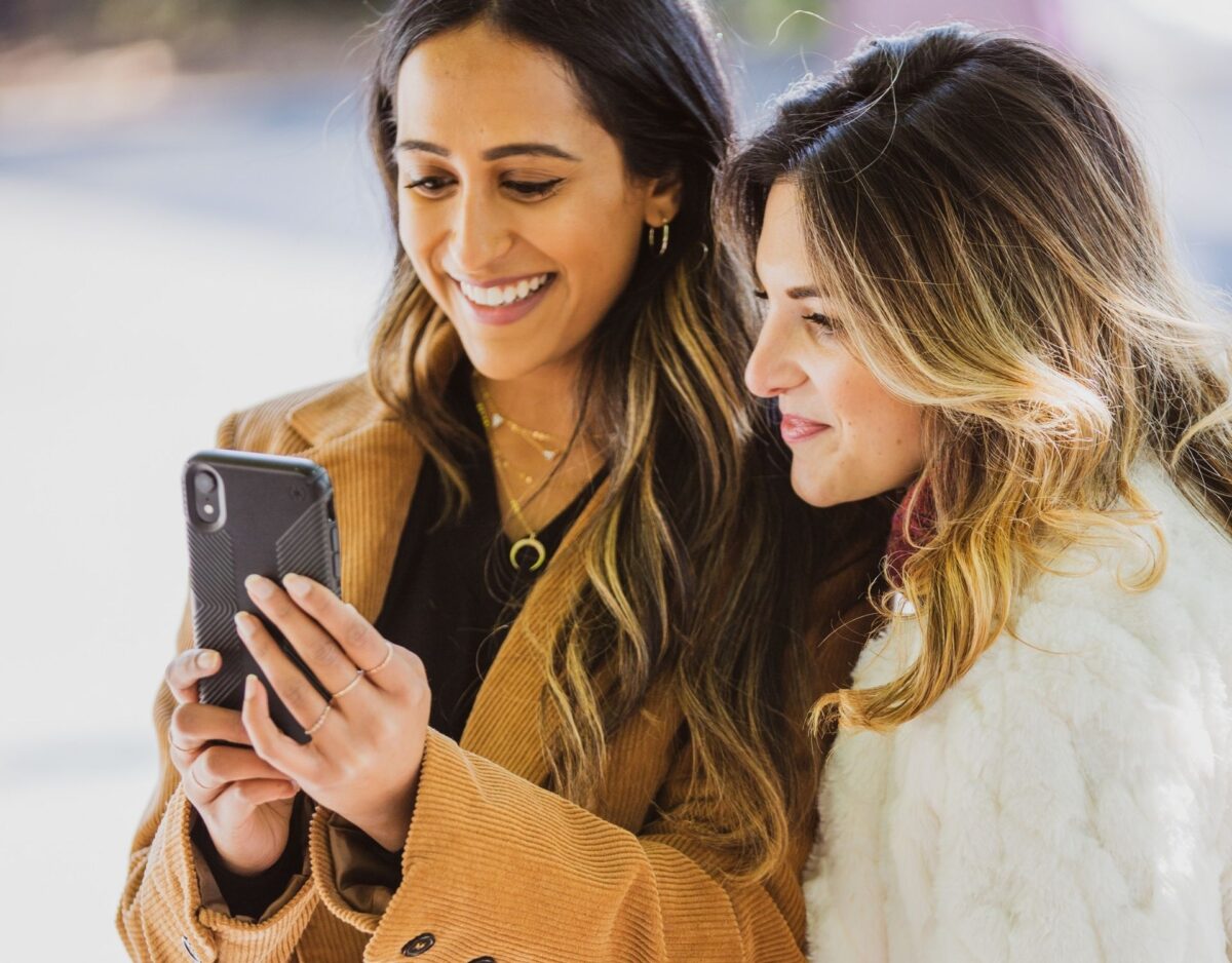 Zwei Frauen schauen aufs Handy