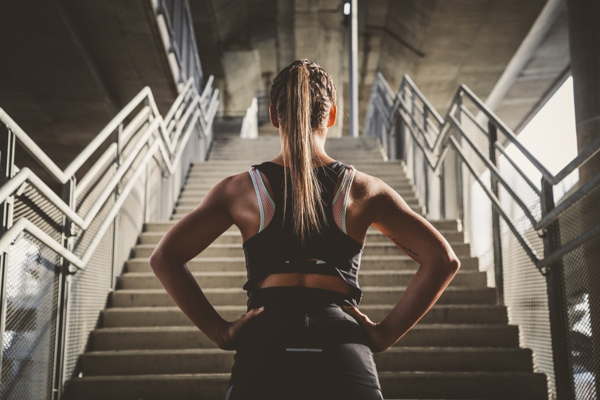 Sportlerin steht vor Treppe