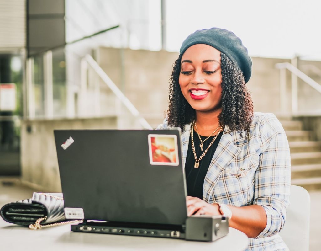 frau arbeiten jung laptop job business