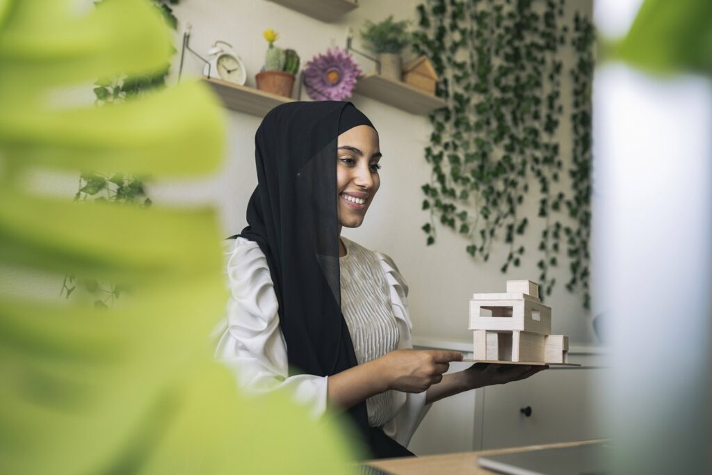 Frau hält Architekturmodell