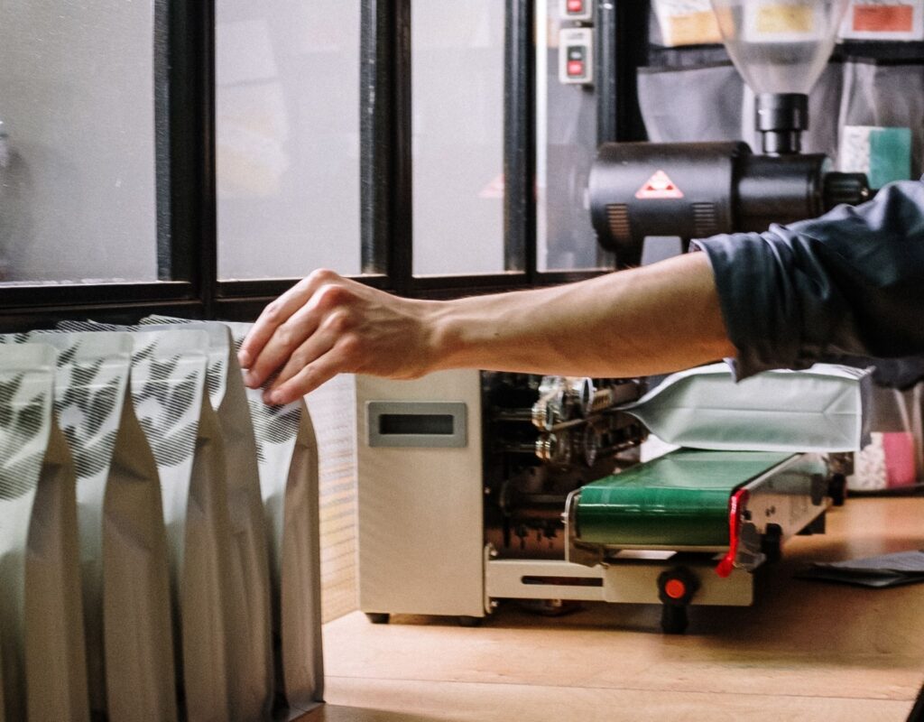 Frau greift nach Kaffeetüten