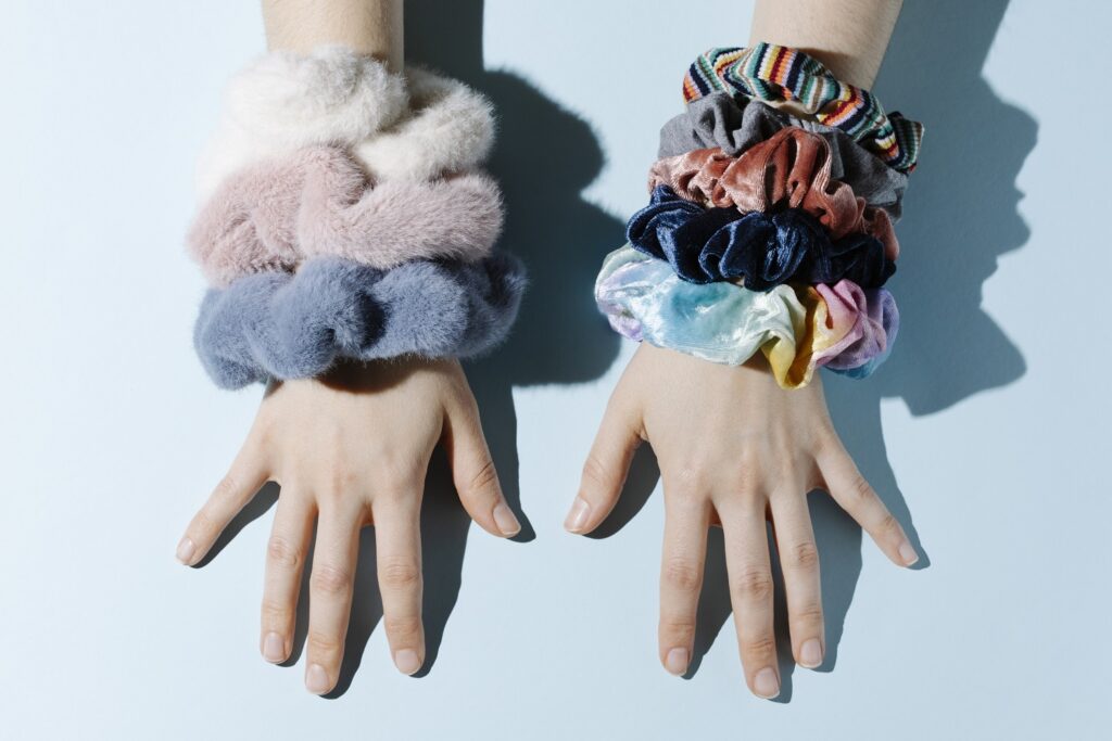 Arme mit Scrunchies