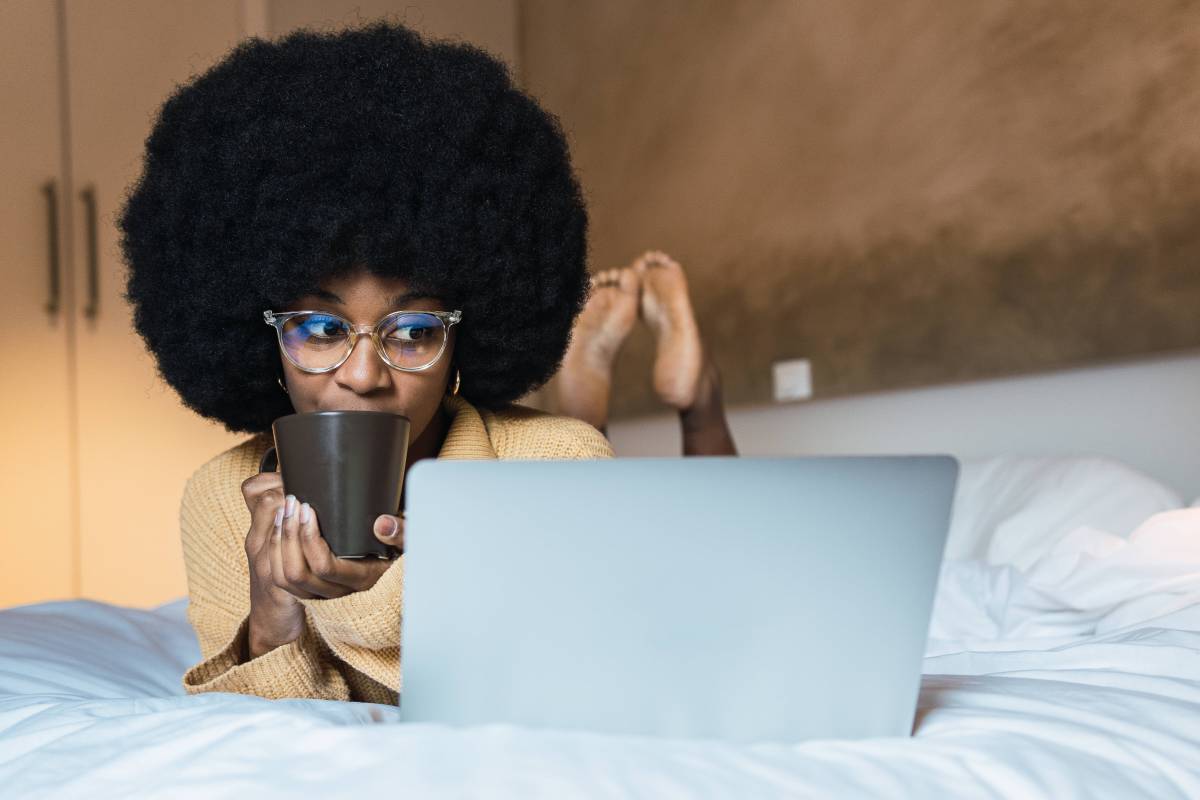 Frau allein vor dem Laptop