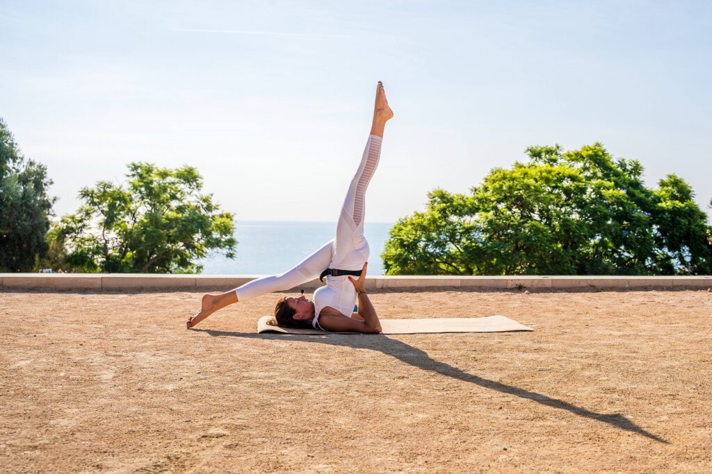 Frau macht draußen Yoga