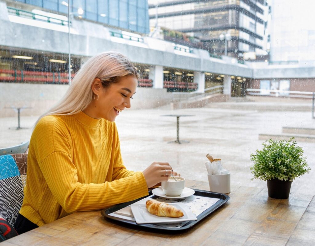 Frau Kaffee Croissant