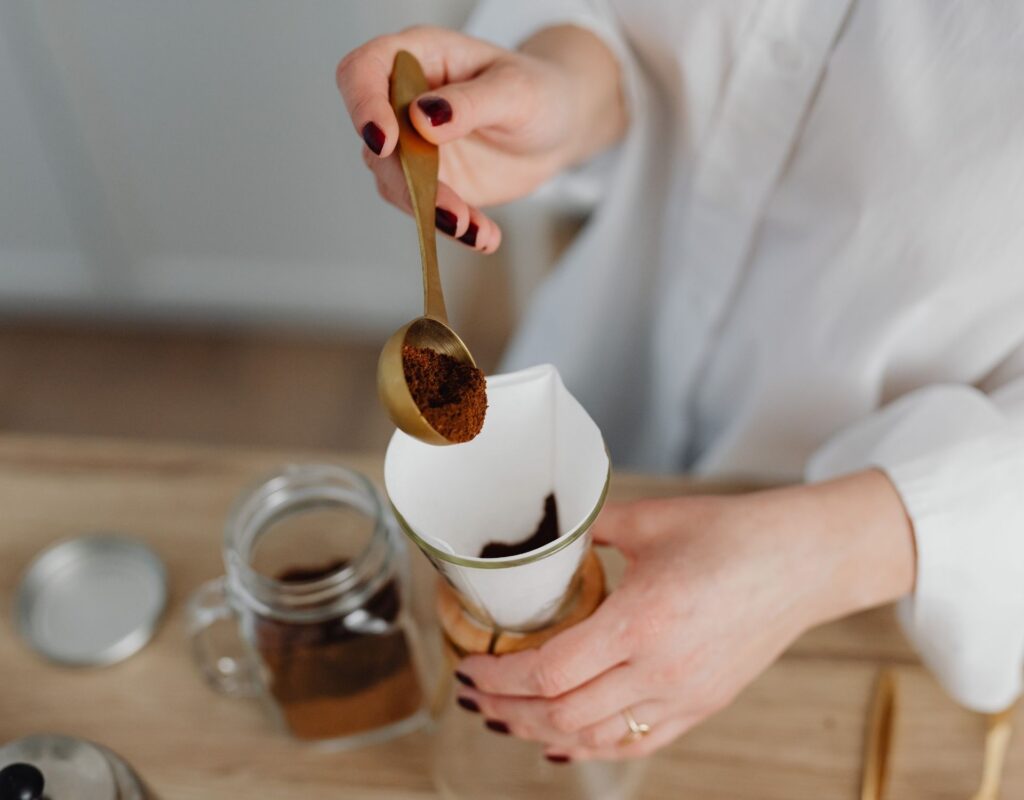 Frau befüllt kaffeekapseln