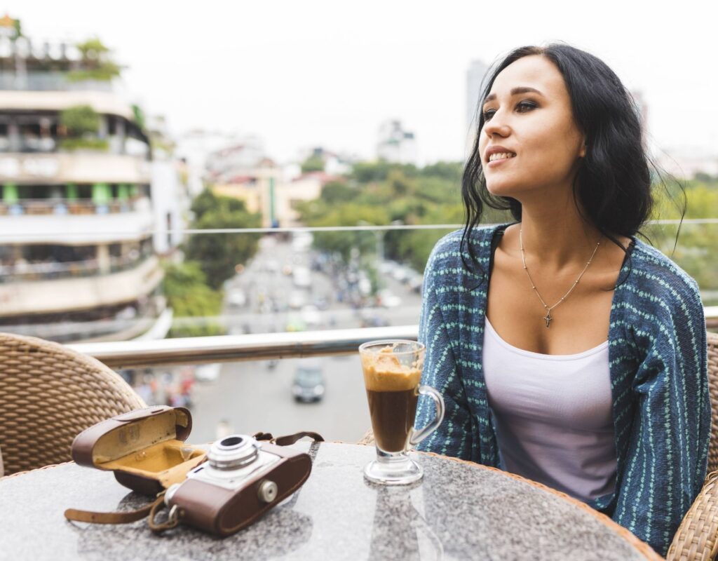 Frau trinkt vietnamesischen Kaffee