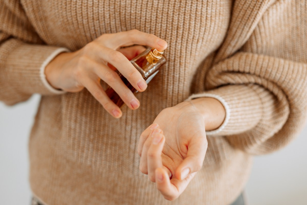 frau trägt parfum auf