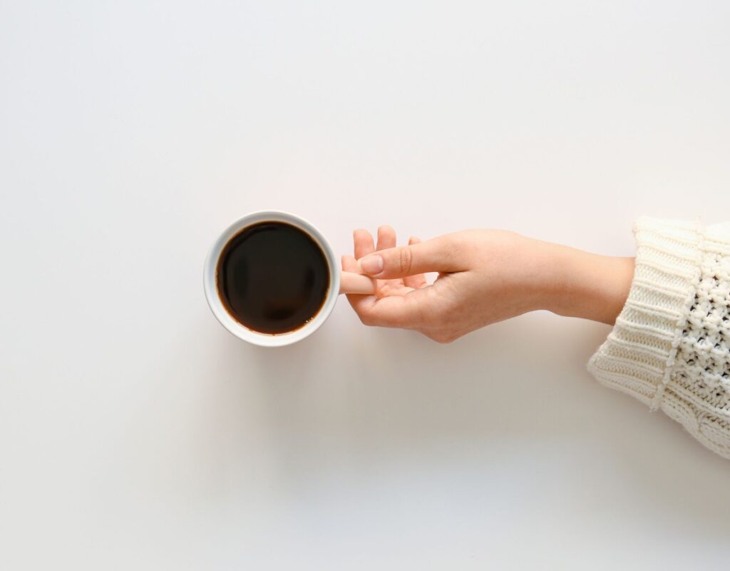 Hand schwarzer kaffee