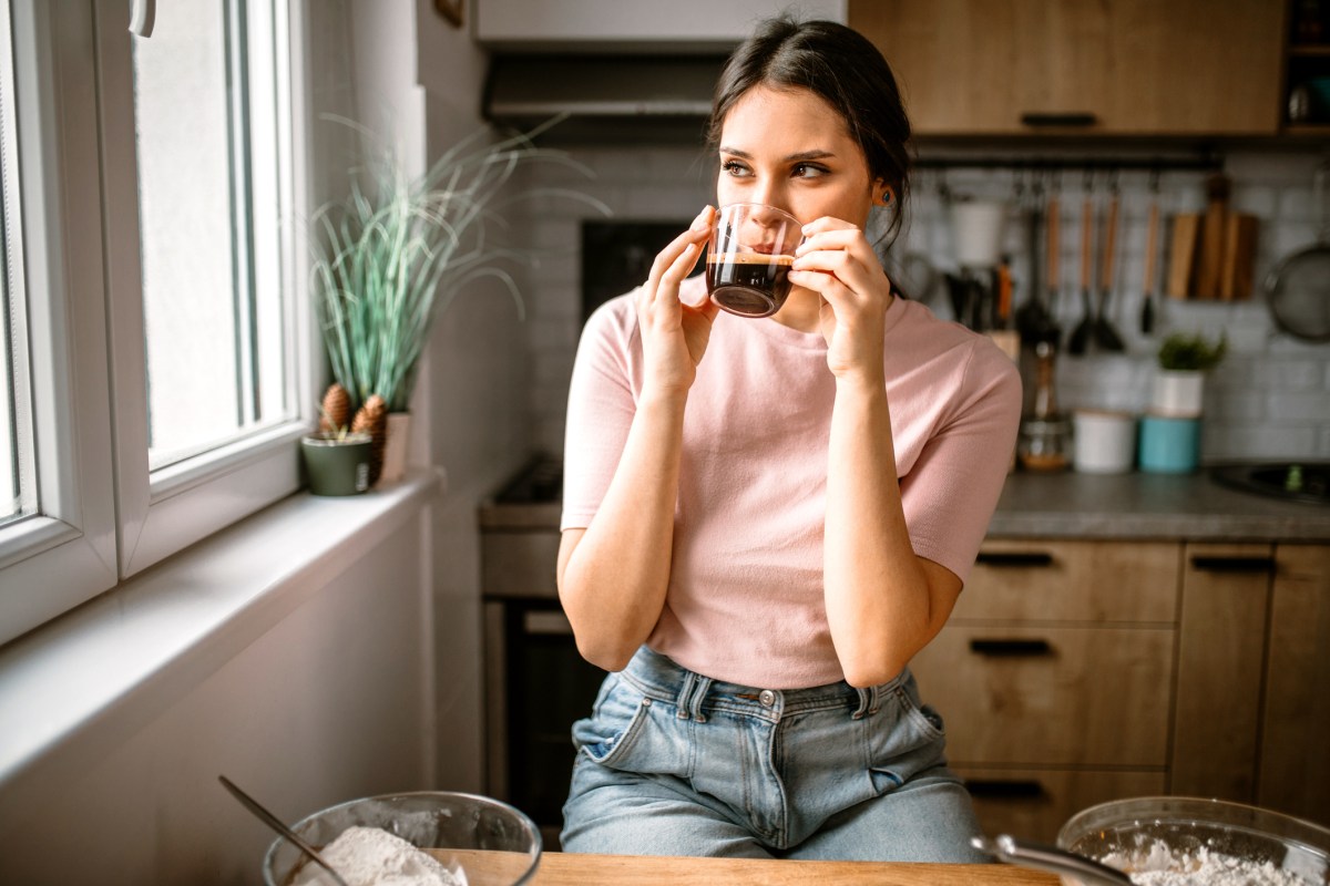 Frau Kaffee trinken