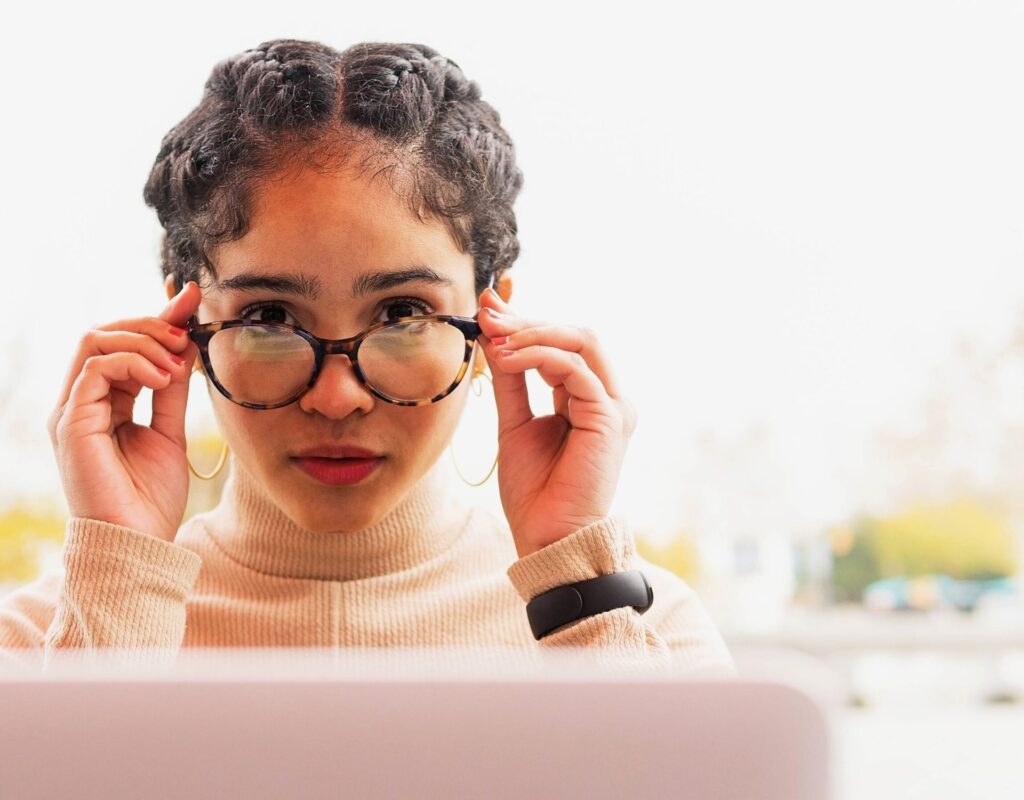 frau gesicht brille arbeit business