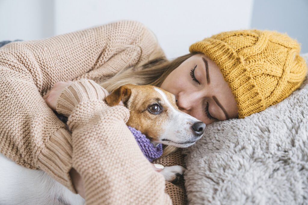 Frau kuschelt mit Hund