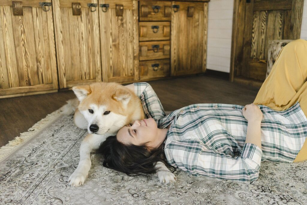 Hund mit Frau auf dem Boden