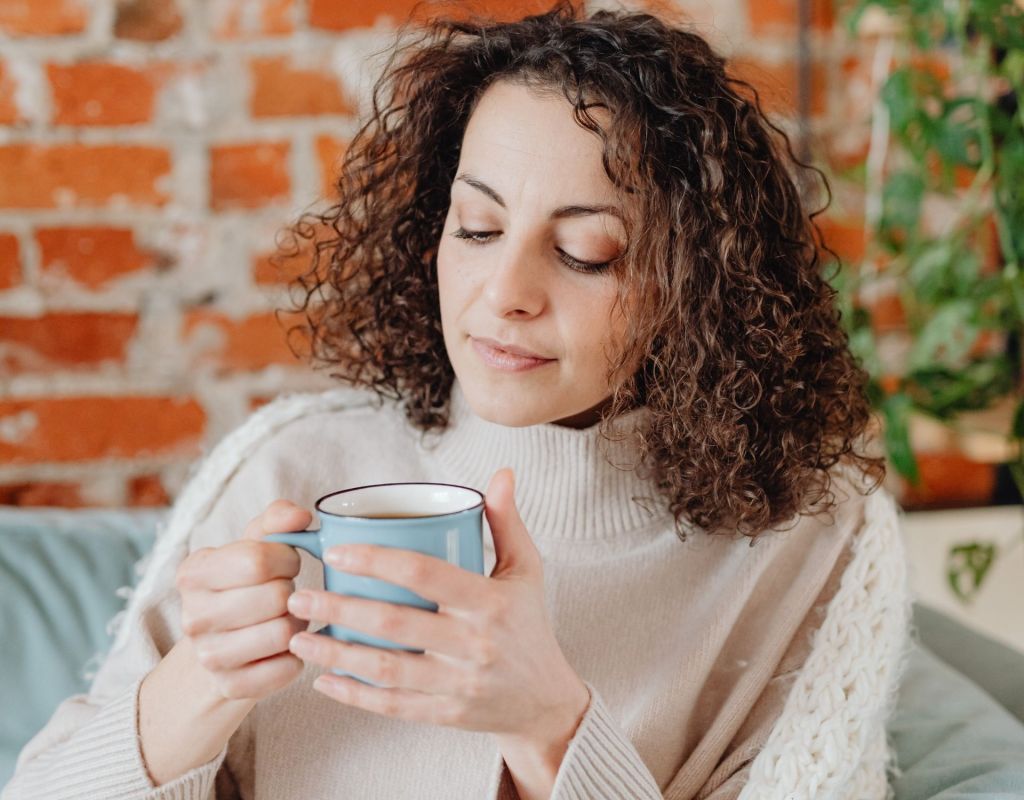 Frau trinkt Kaffee