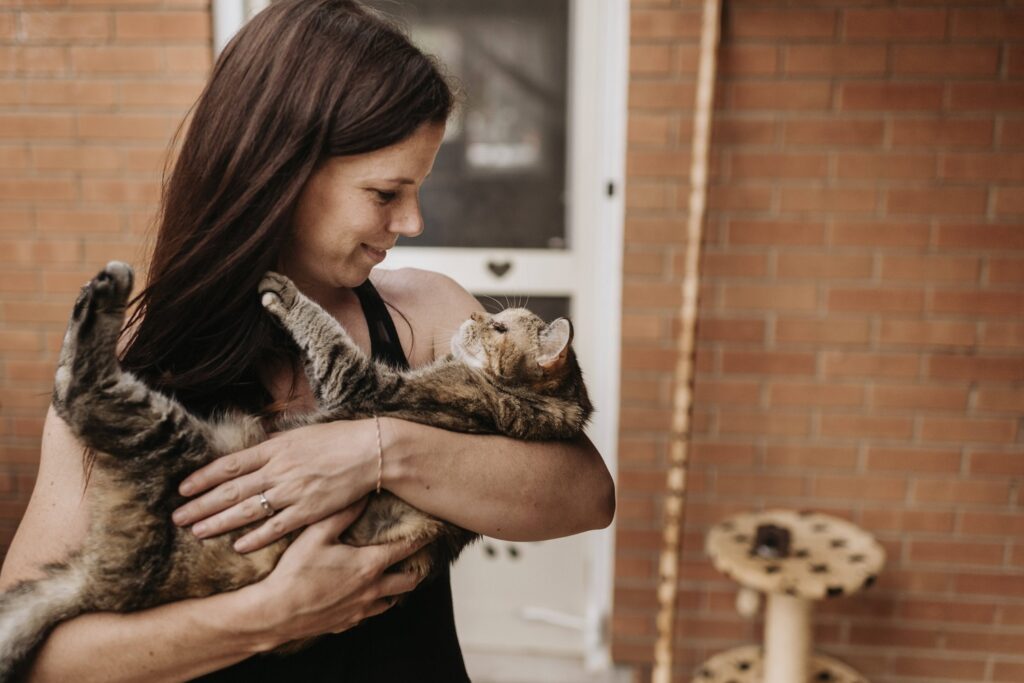 Frau mit Katze im Arm