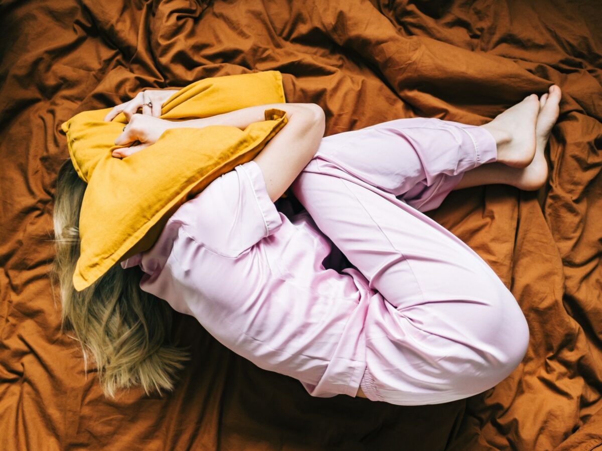 Frau Bett Panik