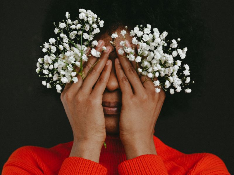 Frau mit Blumen im Gesicht