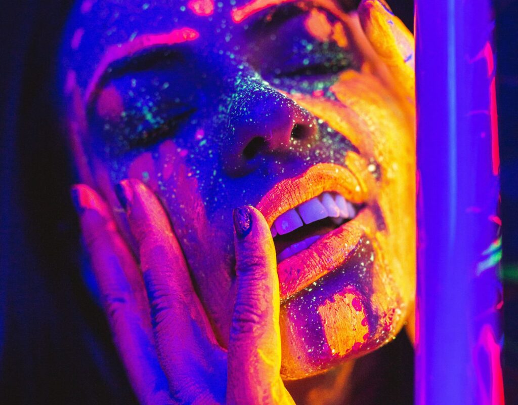Frau mit Farbe im Gesicht