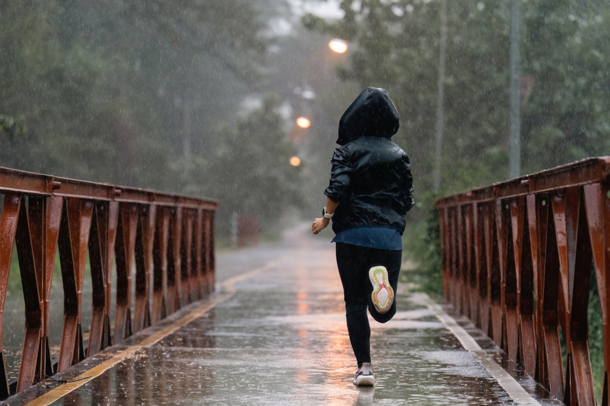 Joggen bei Regen Frau