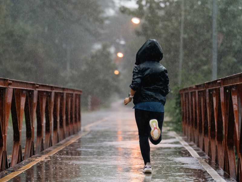 Joggen bei Regen Frau