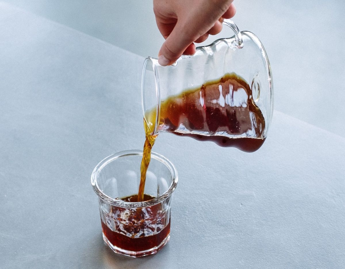 Kaffee wird in Glas gegossen