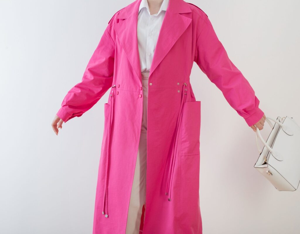 Pinker trenchcoat frau