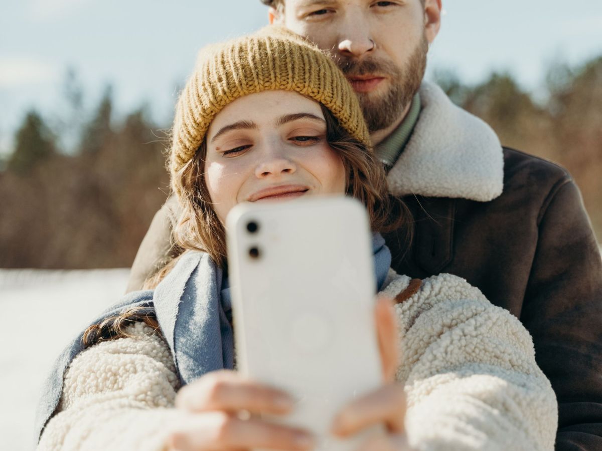 Frau macht Selfie mit Mann