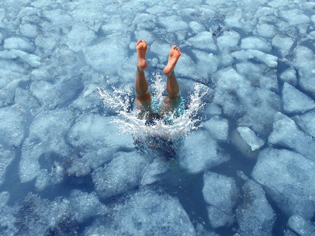 Person springt in Eiswasser