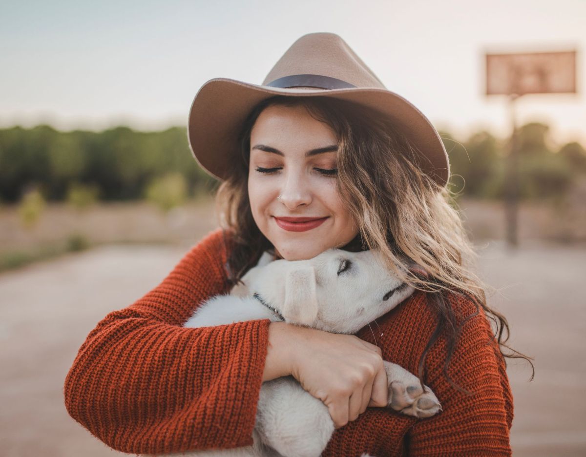 Frau kuschelt mit Hund