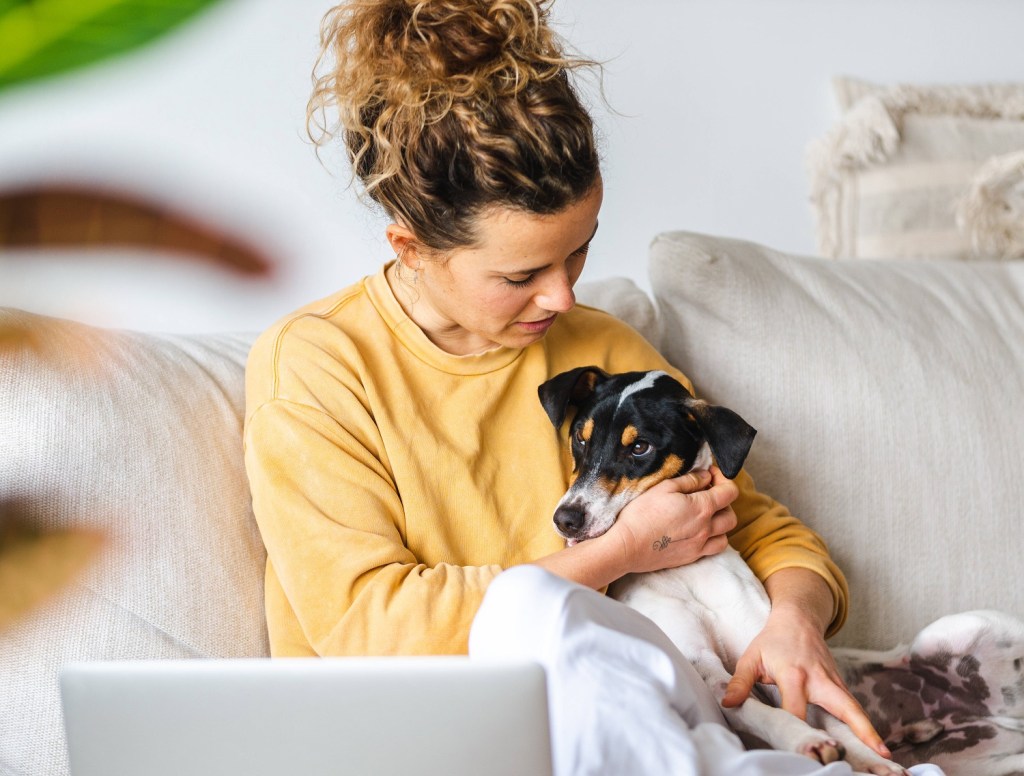 Frau sorgt sich um Hund