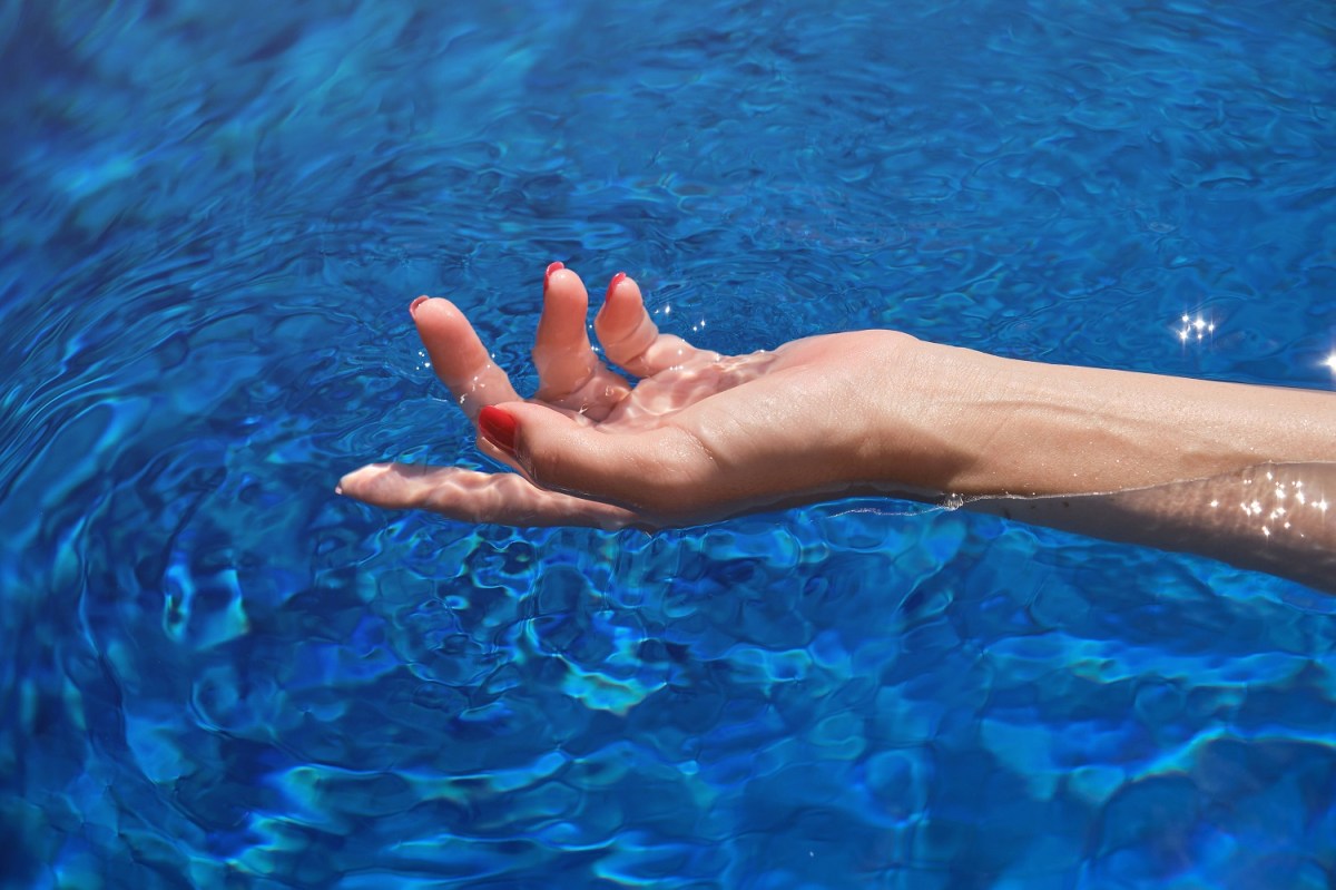 Hand einer Frau im Wasser