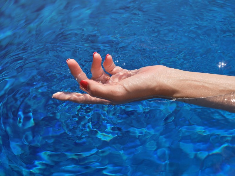 Hand einer Frau im Wasser