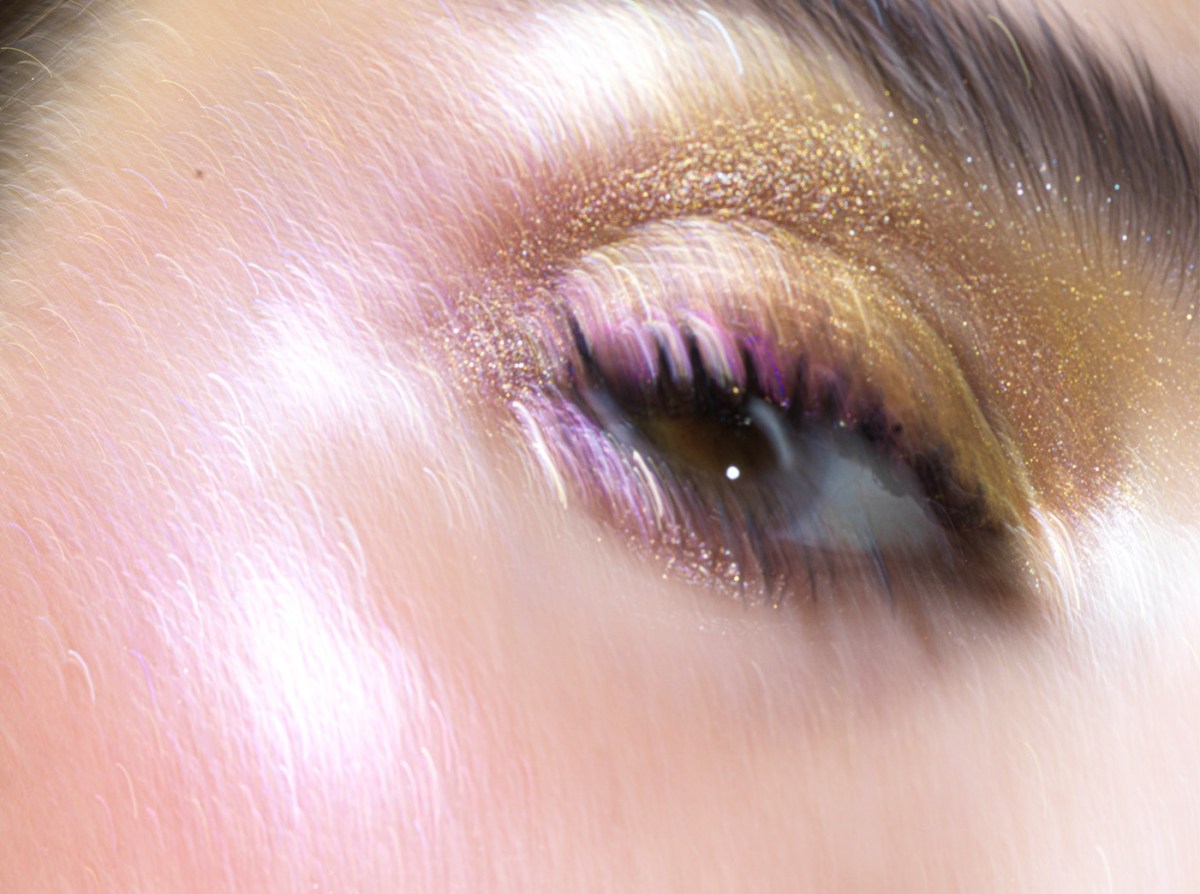 Frau mit Glitzer Make Up