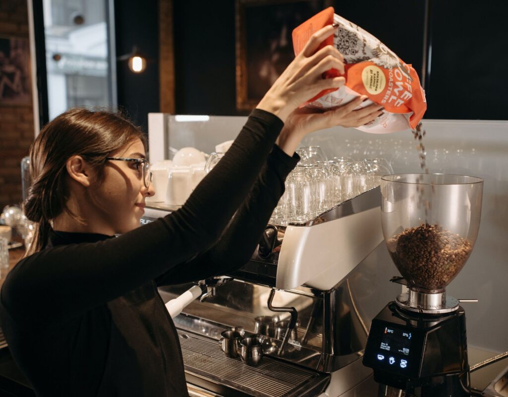 Frau macht Kaffee