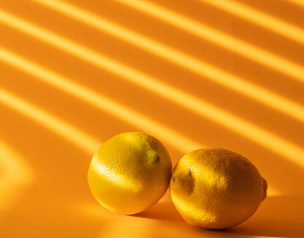 Zitronen vor orangenem Hintergrund