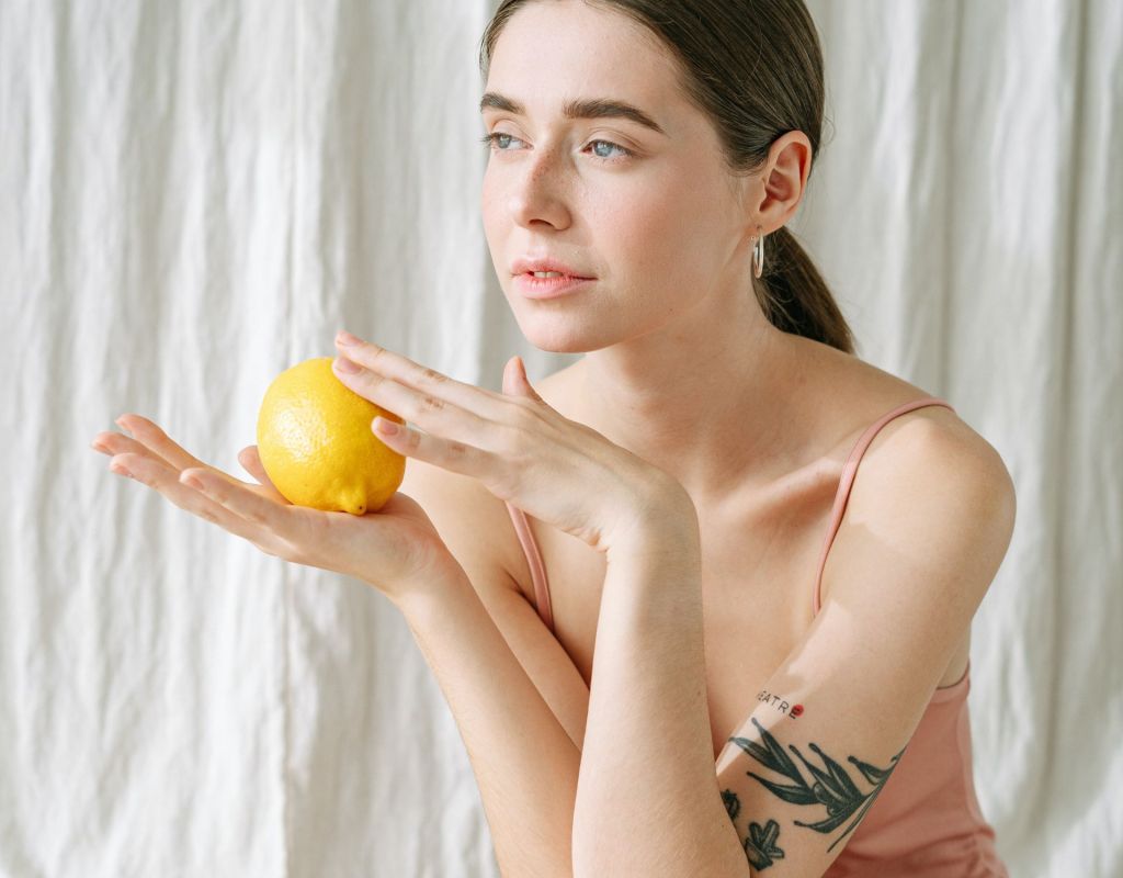 Frau mit Zitrone in der Hand