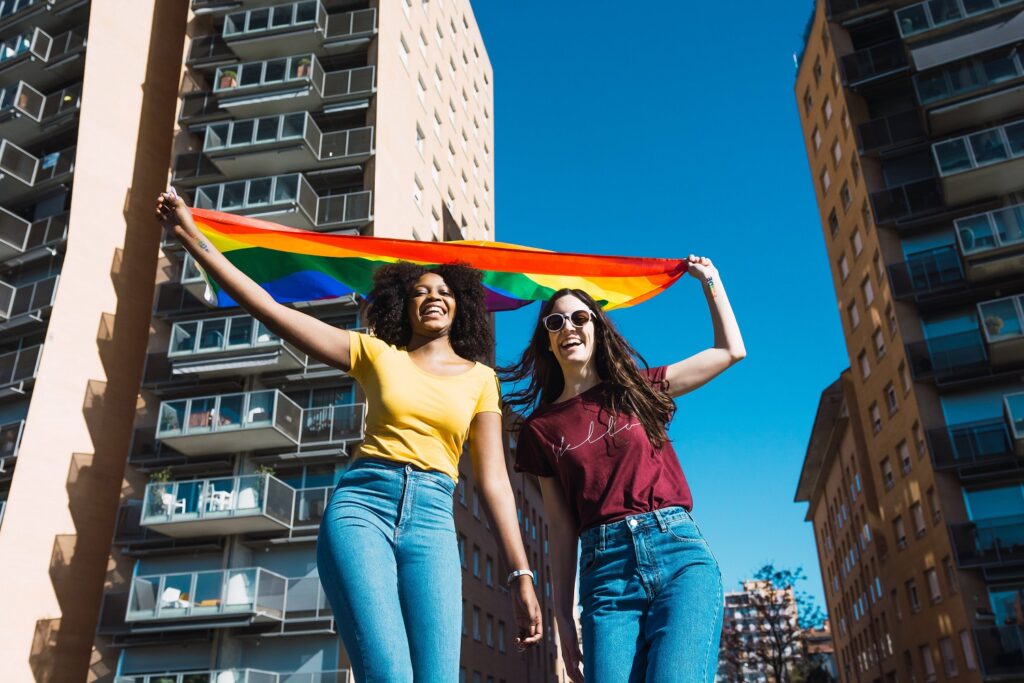 Zwei Frauen mit Regenbogenfahne 