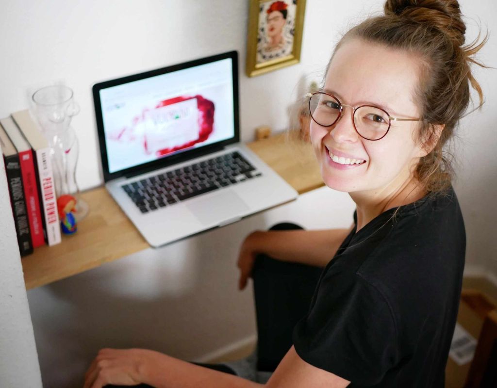 Portrait von Britta Wiebe am Laptop