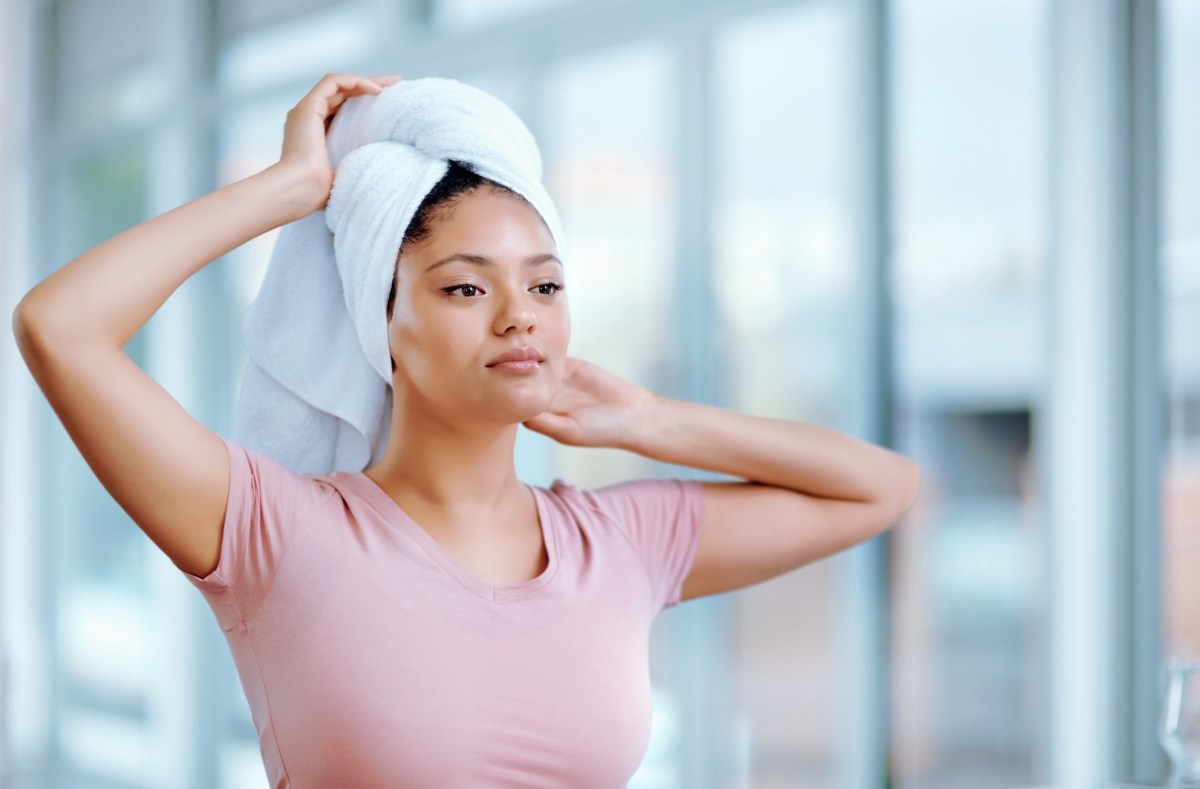 Frau mit Handtuch um Kopf