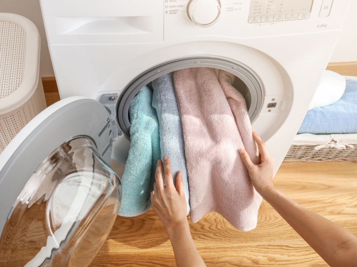 Bakterien im Bad: So wäschst du Handtücher endlich richtig keimfrei