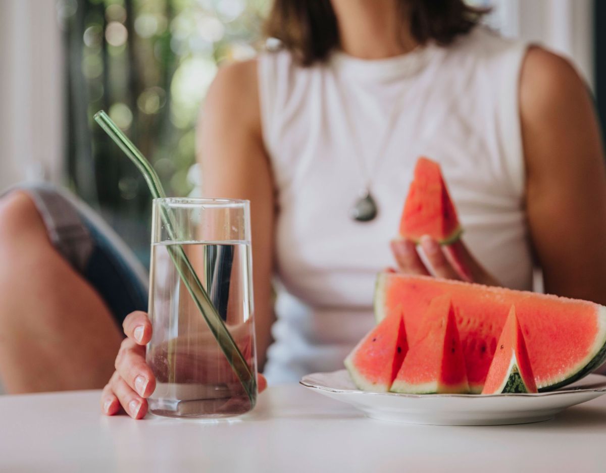 Hitzewelle Frau melone Wasser