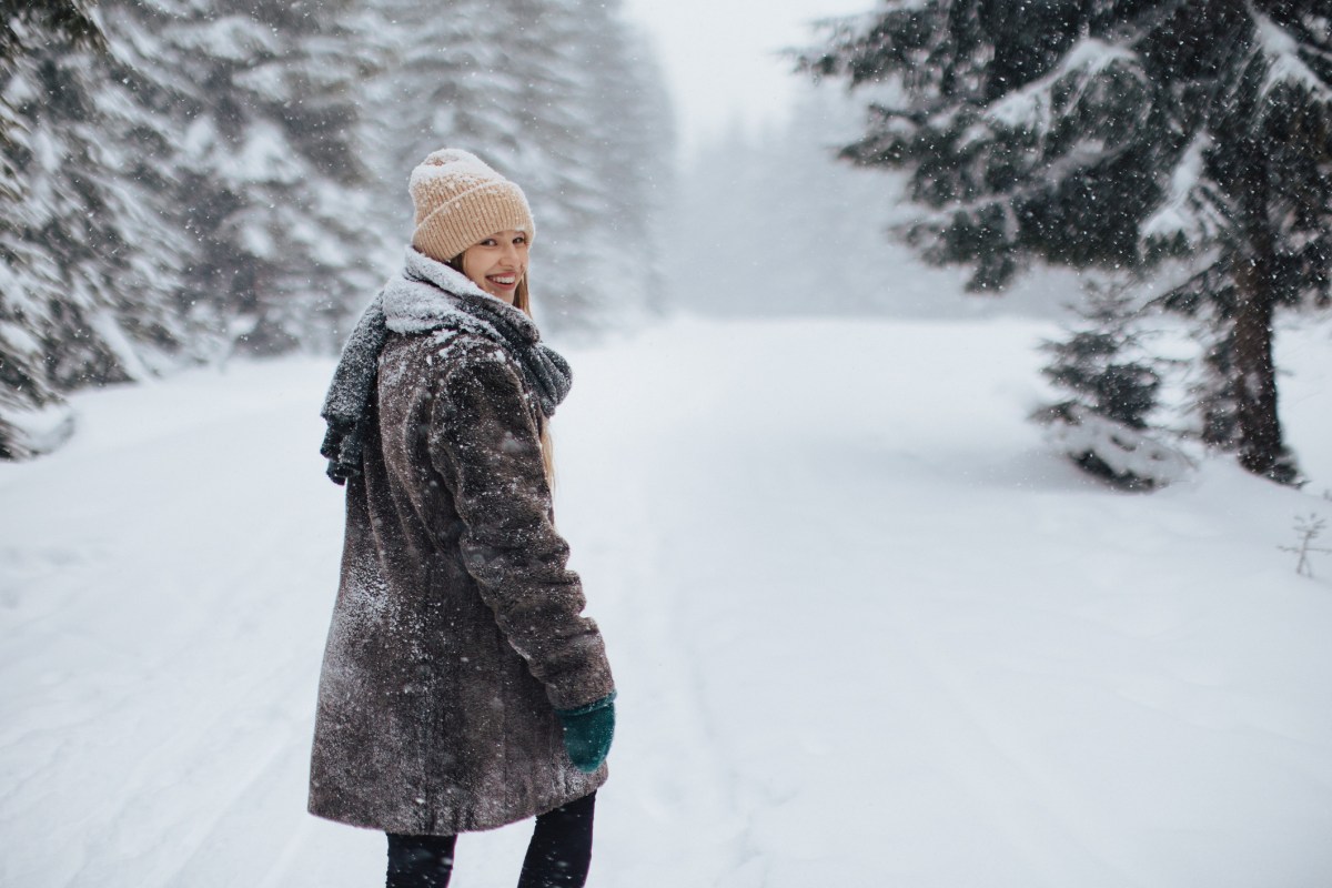 Frau spazieren Winter