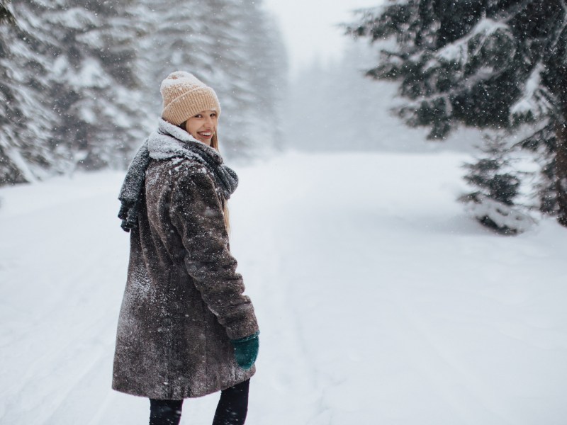 Frau spazieren Winter